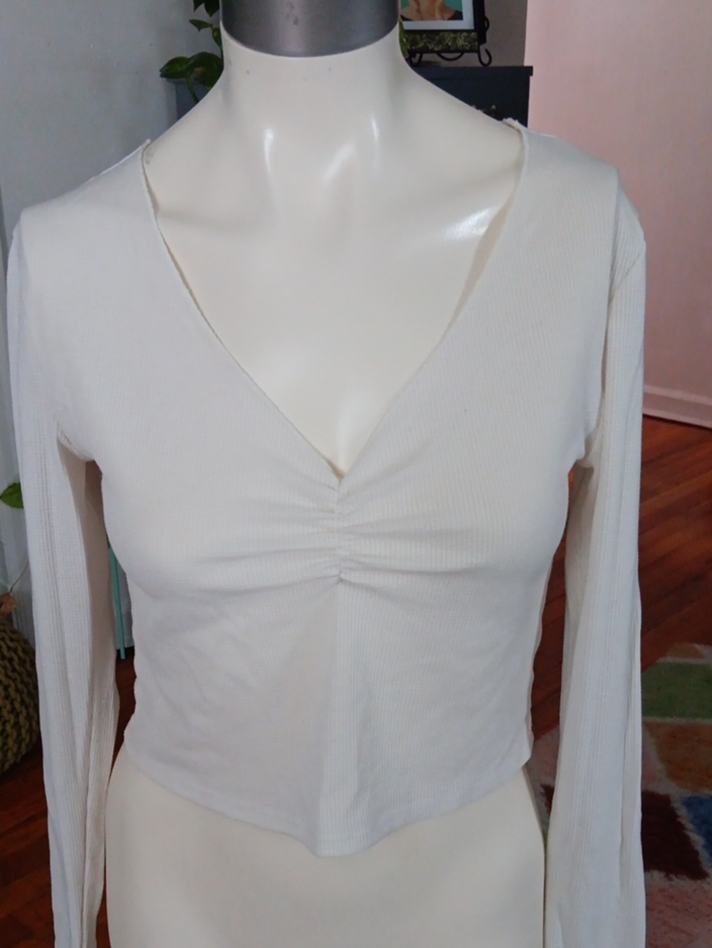 wild fable Cream V-Neck Long-Sleeve Ruched Crop Top
